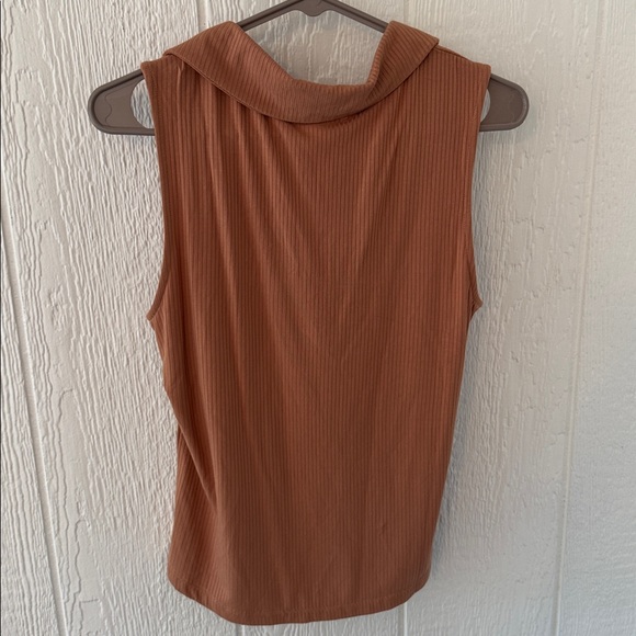 EVEREVE Ribbed Sleeveless Collared Top Medium NWT Rust V Neck Knit Tank - Picture 3 of 5